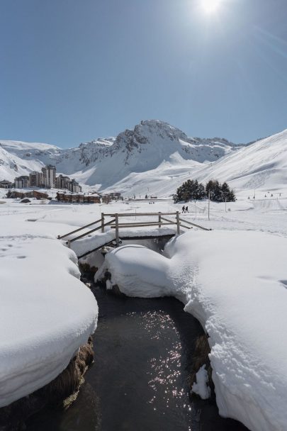 Un mariage à la montagne à Tignes dans les Alpes - Photos : NeuPap Photography - Blog mariage : La mariée aux pieds nus