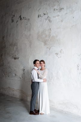 Un mariage en petit comité au Moulin de Mourette - Photos : Chloé Fayollas - Nlog Mariage : La mariée aux pieds nus.