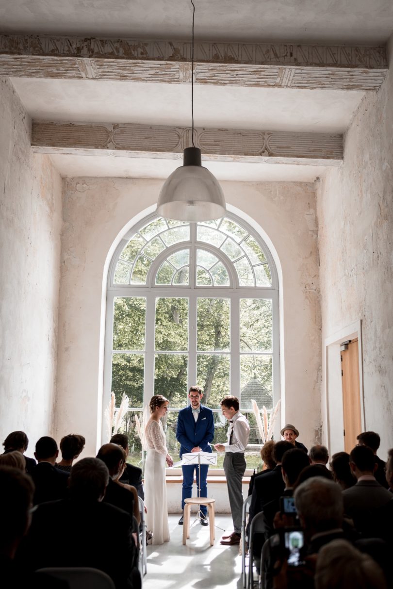 Un mariage en petit comité au Moulin de Mourette - Photos : Chloé Fayollas - Nlog Mariage : La mariée aux pieds nus.