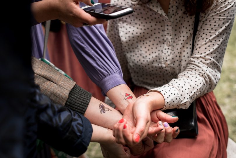 Un mariage en petit comité au Moulin de Mourette - Photos : Chloé Fayollas - Nlog Mariage : La mariée aux pieds nus.