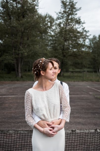 Un mariage en petit comité au Moulin de Mourette - Photos : Chloé Fayollas - Nlog Mariage : La mariée aux pieds nus.