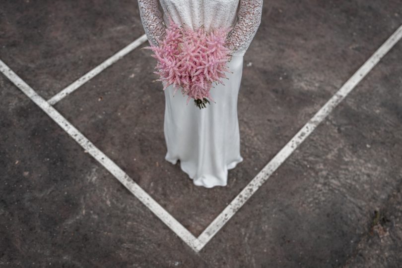 Un mariage en petit comité au Moulin de Mourette - Photos : Chloé Fayollas - Nlog Mariage : La mariée aux pieds nus.