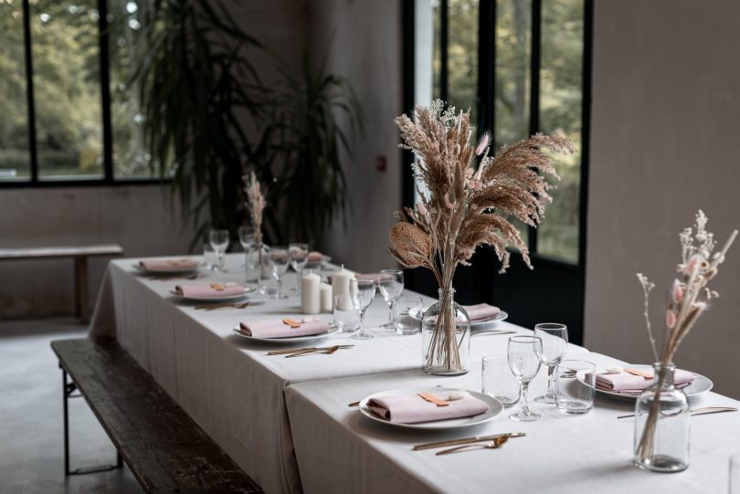 Un mariage en petit comité au Moulin de Mourette - Photos : Chloé Fayollas - Nlog Mariage : La mariée aux pieds nus.