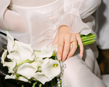 Un mariage à Noël au Chateau de Garde près de Bordeaux - Photos : The Quirky - Blog mariage : La mariée aux pieds nus