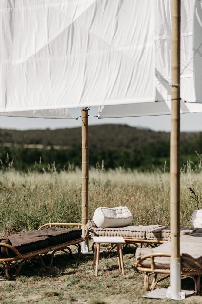 Un mariage nomade chic au Clos de Jac en Provence - Photos : Lorenzo Accardi - Blog mariage : La mariée aux pieds nus