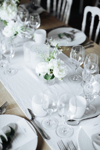 Un mariage en blanc en Normandie à la Dîme de Giverny - Photos : Zoe Fidji - Blog mariage : La mariée aux pieds nus