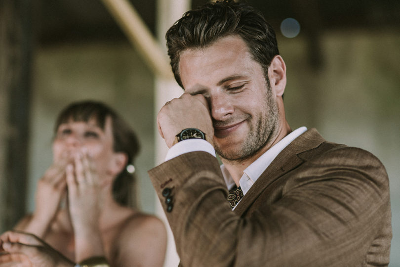 Un mariage dans un hangar agricole en Normandie - A découvrir sur le blog mariage www.lamarieeauxpiedsnus.com - Photos : David Latour