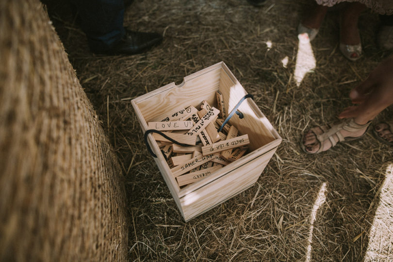 Un mariage dans un hangar agricole en Normandie - A découvrir sur le blog mariage www.lamarieeauxpiedsnus.com - Photos : David Latour