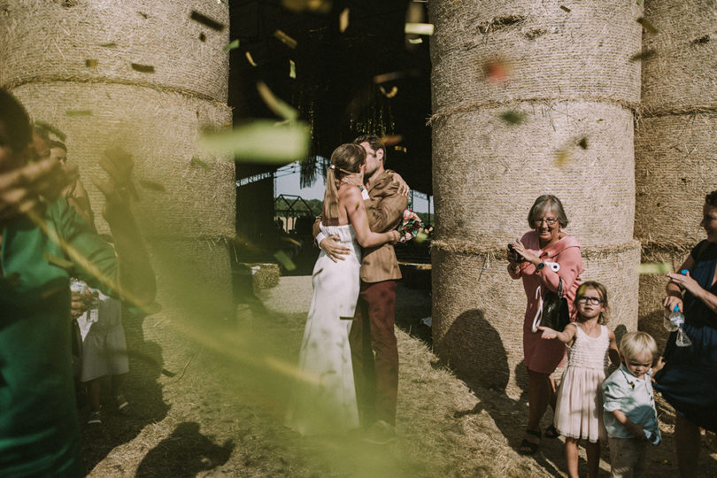 Un mariage dans un hangar agricole en Normandie - A découvrir sur le blog mariage www.lamarieeauxpiedsnus.com - Photos : David Latour