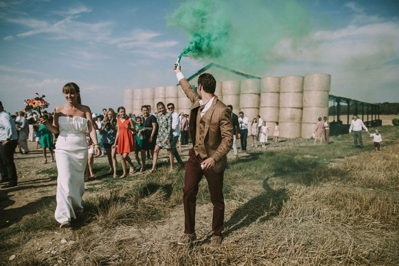 Un mariage dans un hangar agricole en Normandie - A découvrir sur le blog mariage www.lamarieeauxpiedsnus.com - Photos : David Latour