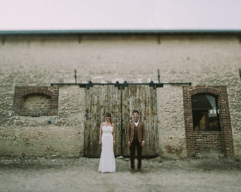 Un mariage dans un hangar agricole en Normandie - A découvrir sur le blog mariage www.lamarieeauxpiedsnus.com - Photos : David Latour
