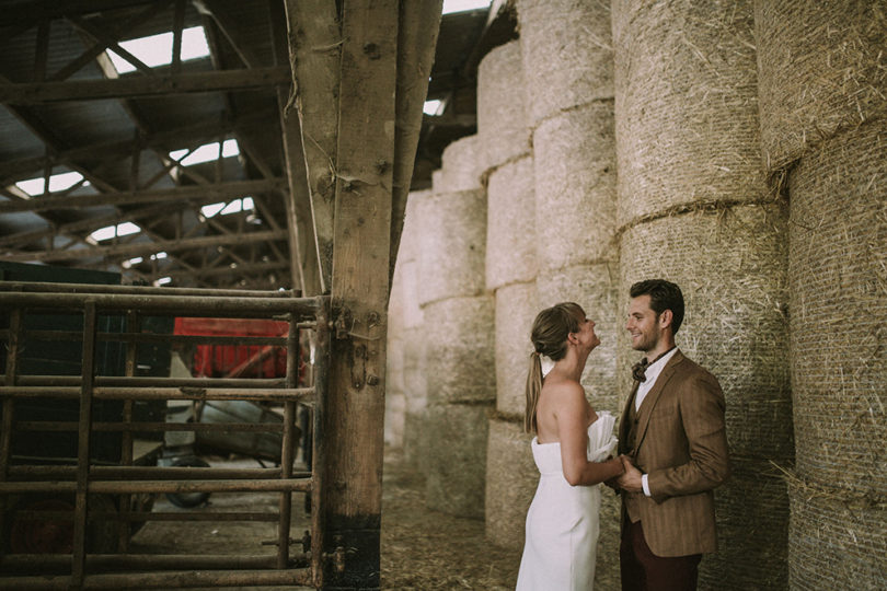 Un mariage dans un hangar agricole en Normandie - A découvrir sur le blog mariage www.lamarieeauxpiedsnus.com - Photos : David Latour