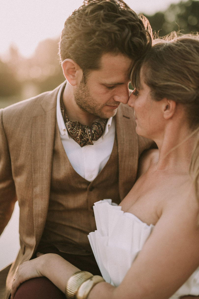 Un mariage dans un hangar agricole en Normandie - A découvrir sur le blog mariage www.lamarieeauxpiedsnus.com - Photos : David Latour