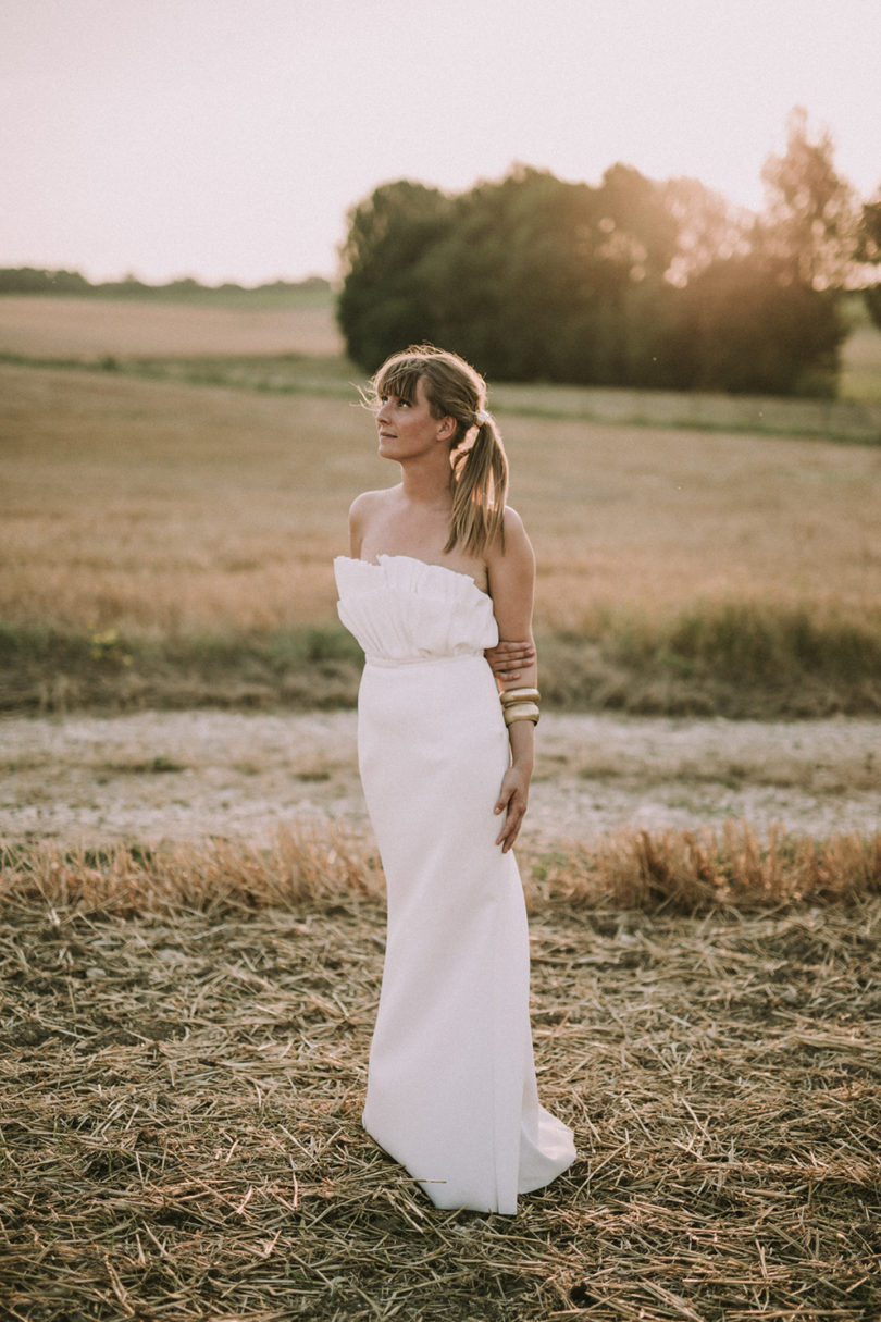 Un mariage dans un hangar agricole en Normandie - A découvrir sur le blog mariage www.lamarieeauxpiedsnus.com - Photos : David Latour