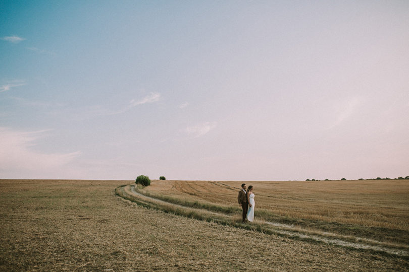 Un mariage dans un hangar agricole en Normandie - A découvrir sur le blog mariage www.lamarieeauxpiedsnus.com - Photos : David Latour