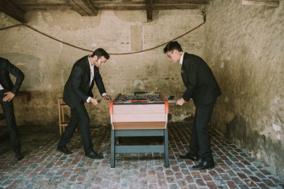 Un mariage dans un hangar agricole en Normandie - A découvrir sur le blog mariage www.lamarieeauxpiedsnus.com - Photos : David Latour