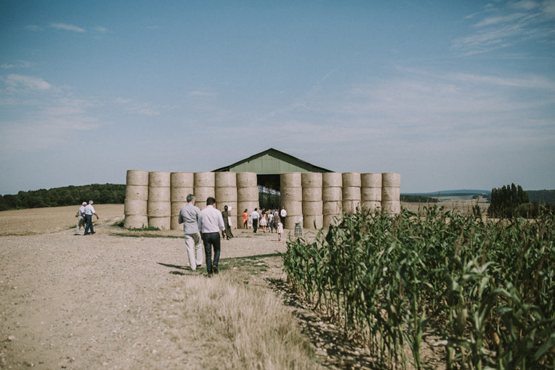 Un mariage dans un hangar agricole en Normandie - A découvrir sur le blog mariage www.lamarieeauxpiedsnus.com - Photos : David Latour