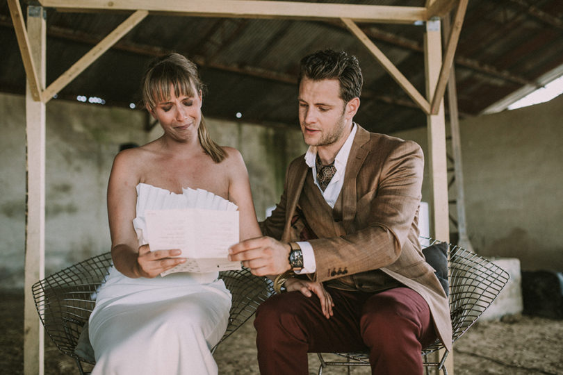 Un mariage dans un hangar agricole en Normandie - A découvrir sur le blog mariage www.lamarieeauxpiedsnus.com - Photos : David Latour