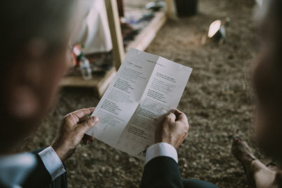 Un mariage dans un hangar agricole en Normandie - A découvrir sur le blog mariage www.lamarieeauxpiedsnus.com - Photos : David Latour