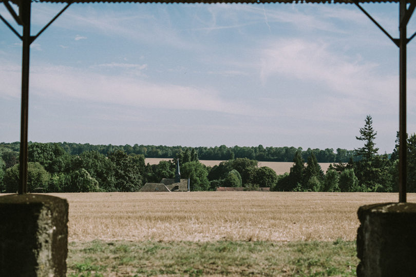 Un mariage dans un hangar agricole en Normandie - A découvrir sur le blog mariage www.lamarieeauxpiedsnus.com - Photos : David Latour