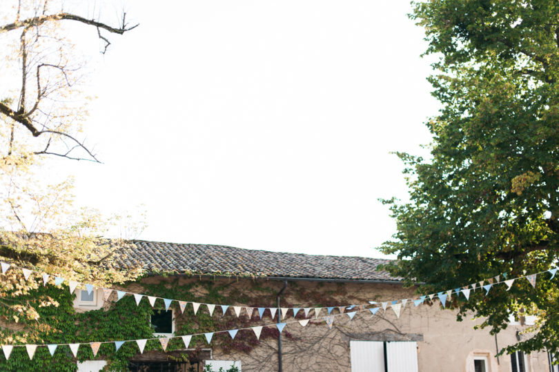 Un mariage pastel dans le Beaujolais - La mariée aux pieds nus - Photos : Marion Heurteboust