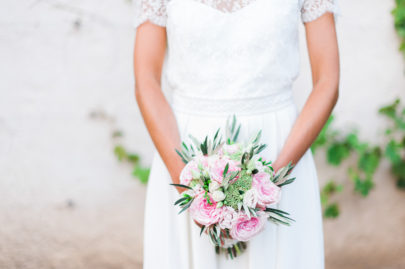 Un mariage pastel dans le Beaujolais - La mariée aux pieds nus - Photos : Marion Heurteboust