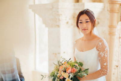 Un mariage pastel au Château Margui dans le Var - A découvrir sur www.lamarieeauxpiedsnus.com - Photos : Alex Tome Photography