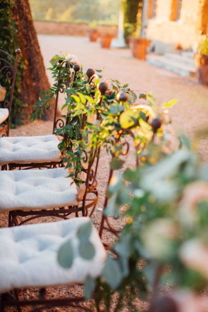 Un mariage pastel au Château Margui dans le Var - A découvrir sur www.lamarieeauxpiedsnus.com - Photos : Alex Tome Photography