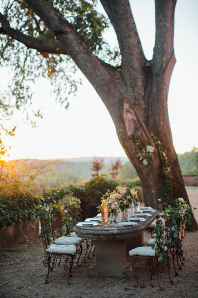 Un mariage pastel au Château Margui dans le Var - A découvrir sur www.lamarieeauxpiedsnus.com - Photos : Alex Tome Photography