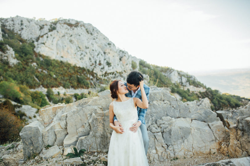 Un mariage pastel au Château Margui dans le Var - A découvrir sur www.lamarieeauxpiedsnus.com - Photos : Alex Tome Photography