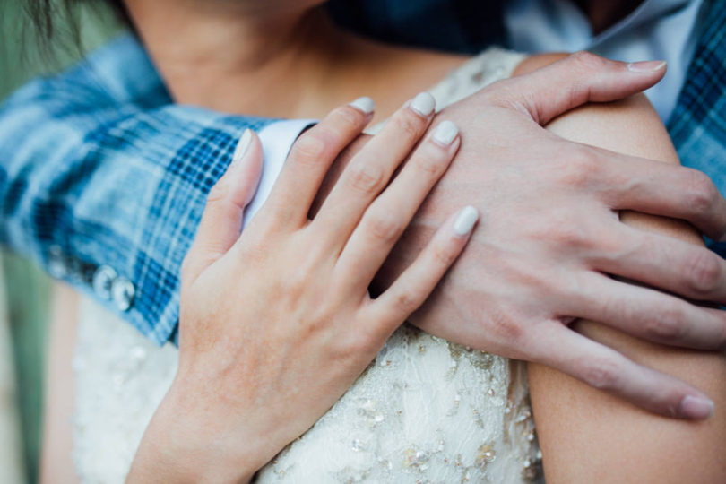 Un mariage pastel au Château Margui dans le Var - A découvrir sur www.lamarieeauxpiedsnus.com - Photos : Alex Tome Photography