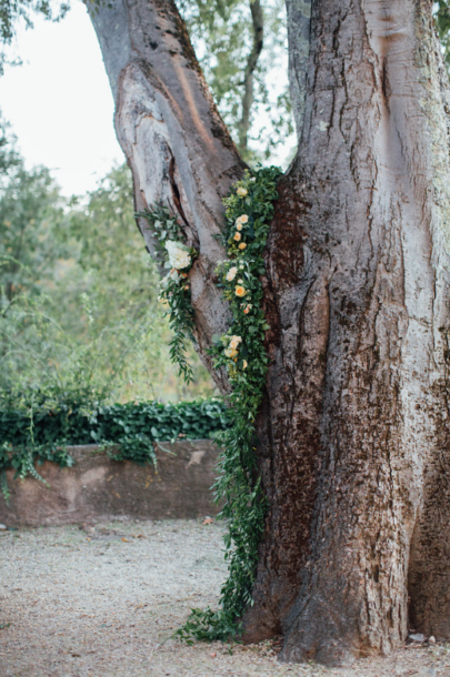 Un mariage pastel au Château Margui dans le Var - A découvrir sur www.lamarieeauxpiedsnus.com - Photos : Alex Tome Photography