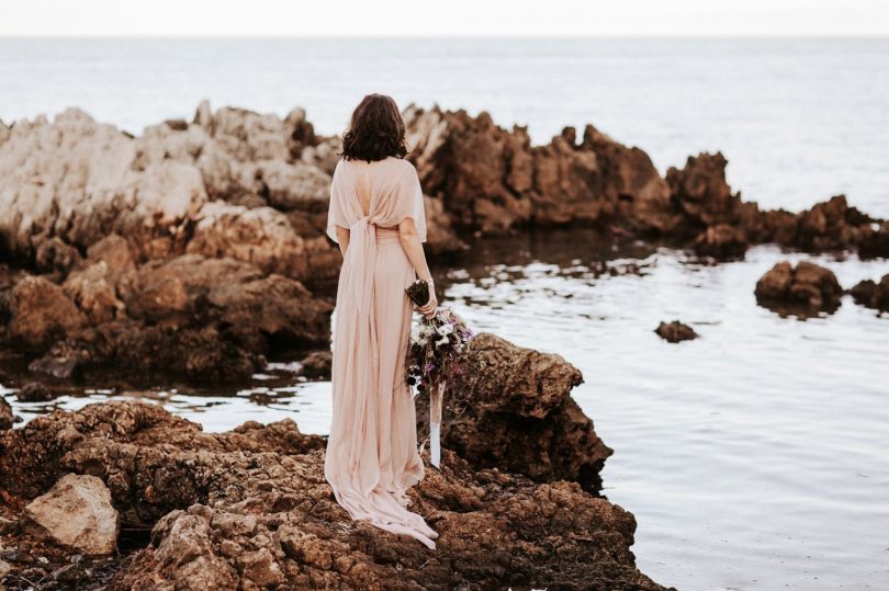 Un mariage pastel au bord de la mer - Shooting éditorial à découvrir sur le blog mariage www.lamarieeauxpiedsns.com - Photos : Pinewood Weddings