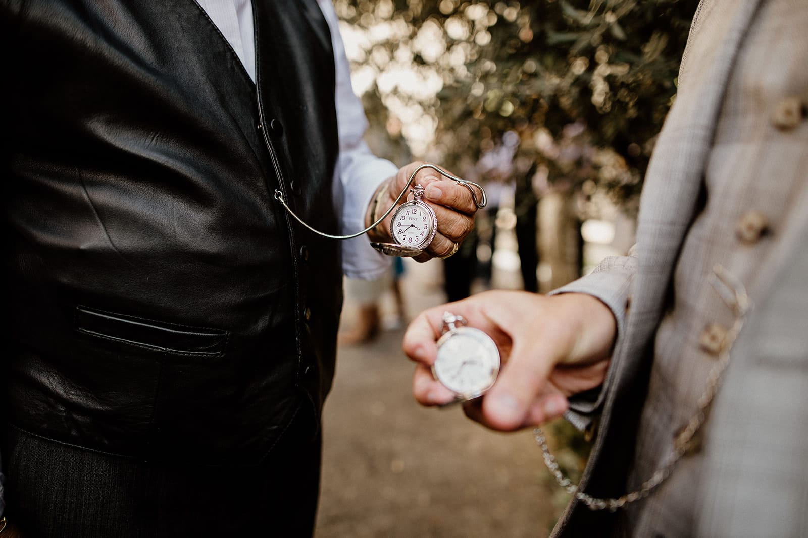 Un mariage sur le thème de Peaky Blinders au Château Haute Germaine - la  mariee aux pieds nus