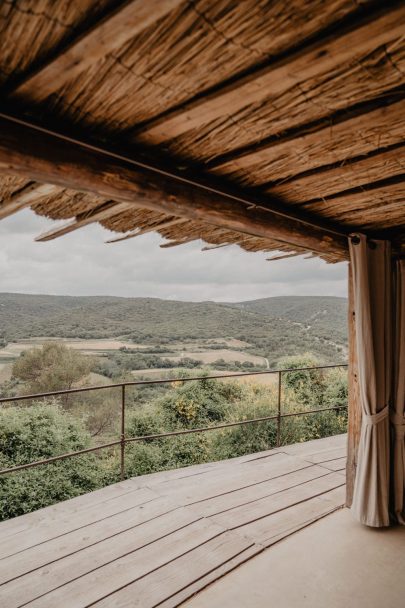 Un mariage violet en petit comité au Domaine de Brès - Photos : Brune Photographie - Blog mariage : La mariée aux pieds nus