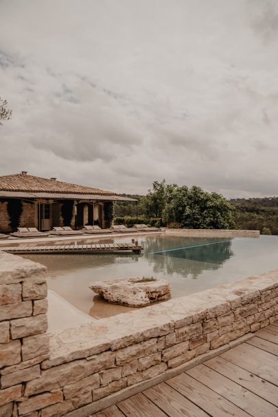 Un mariage violet en petit comité au Domaine de Brès - Photos : Brune Photographie - Blog mariage : La mariée aux pieds nus