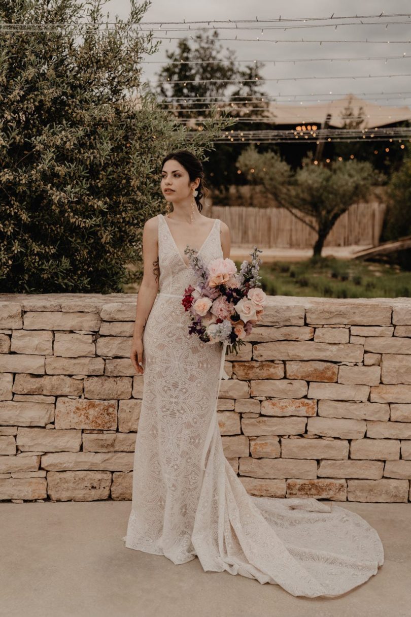 Un mariage violet en petit comité au Domaine de Brès - Photos : Brune Photographie - Blog mariage : La mariée aux pieds nus