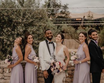 Un mariage violet en petit comité au Domaine de Brès - Photos : Brune Photographie - Blog mariage : La mariée aux pieds nus