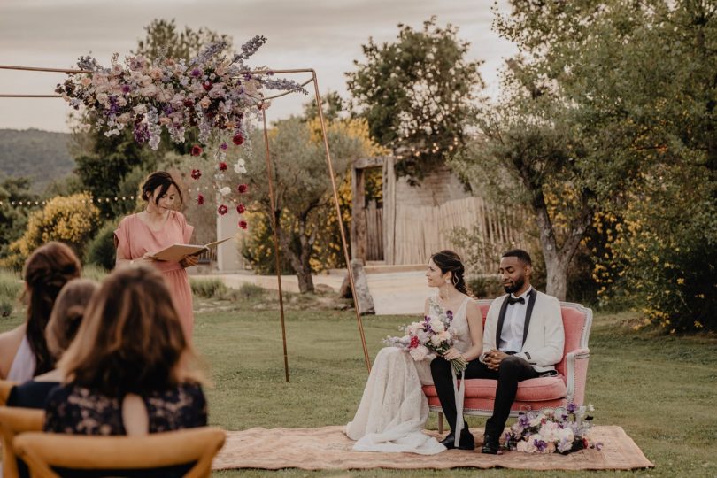 Un mariage violet en petit comité au Domaine de Brès - Photos : Brune Photographie - Blog mariage : La mariée aux pieds nus