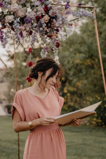 Un mariage violet en petit comité au Domaine de Brès - Photos : Brune Photographie - Blog mariage : La mariée aux pieds nus