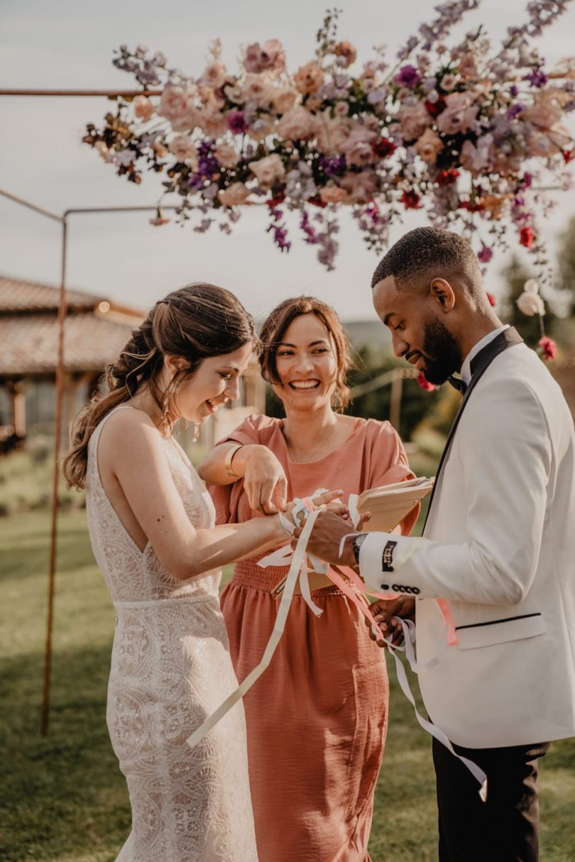 Un mariage violet en petit comité au Domaine de Brès - Photos : Brune Photographie - Blog mariage : La mariée aux pieds nus