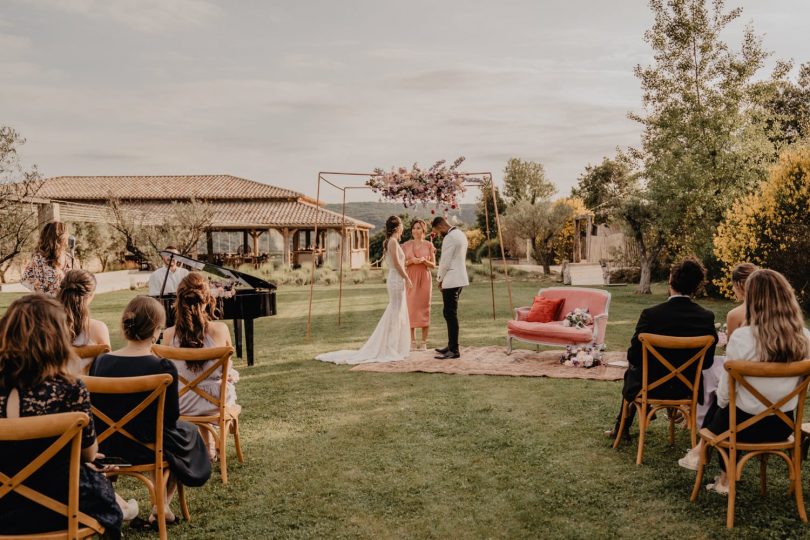 Un mariage violet en petit comité au Domaine de Brès - Photos : Brune Photographie - Blog mariage : La mariée aux pieds nus