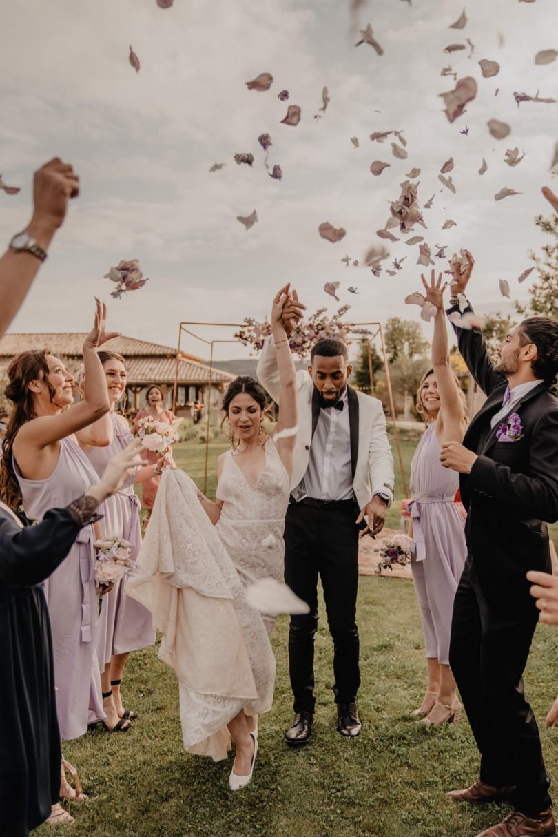 Un mariage violet en petit comité au Domaine de Brès - Photos : Brune Photographie - Blog mariage : La mariée aux pieds nus