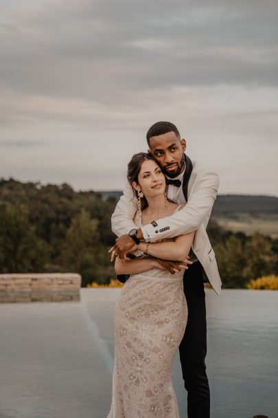 Un mariage violet en petit comité au Domaine de Brès - Photos : Brune Photographie - Blog mariage : La mariée aux pieds nus