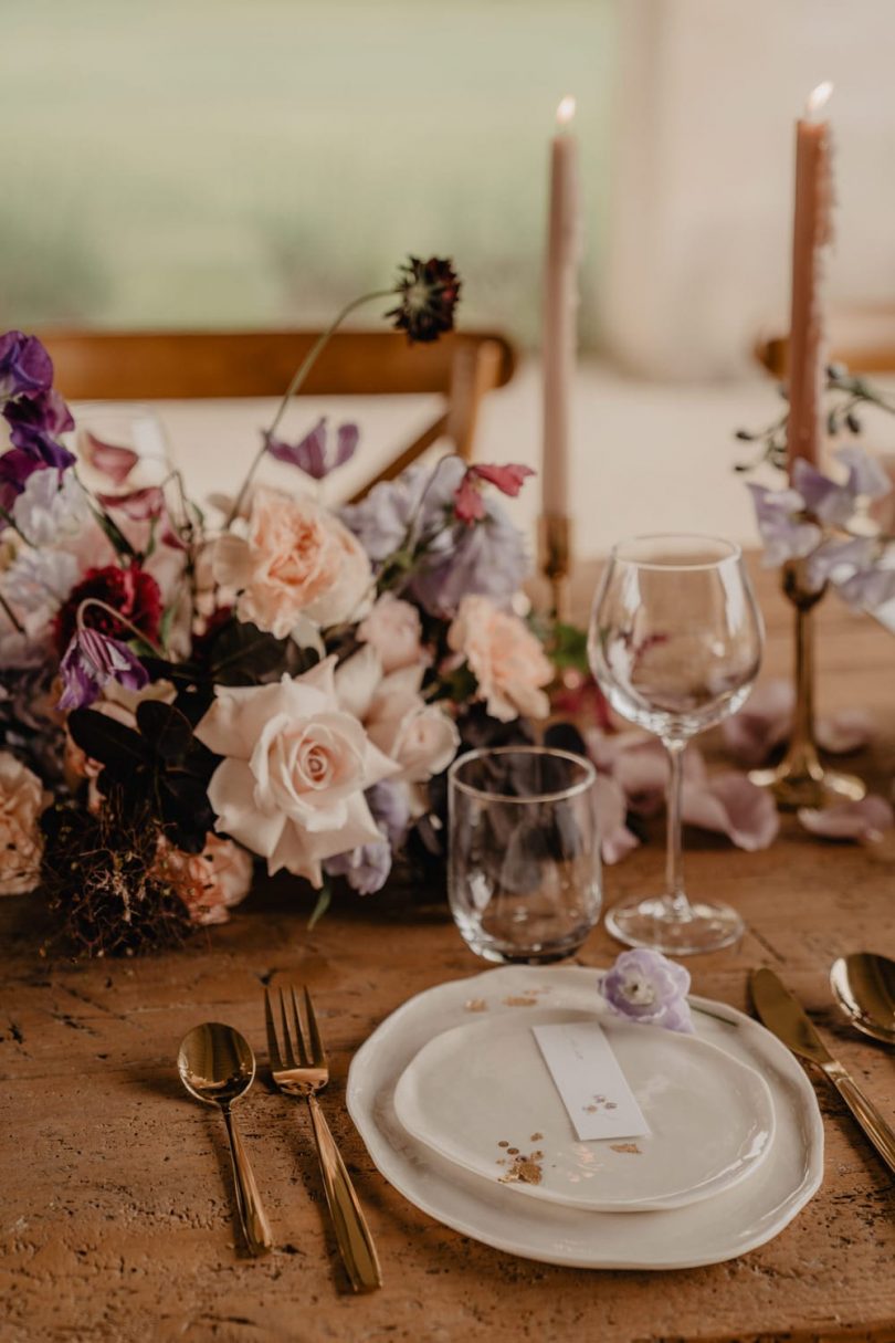 Un mariage violet en petit comité au Domaine de Brès - Photos : Brune Photographie - Blog mariage : La mariée aux pieds nus