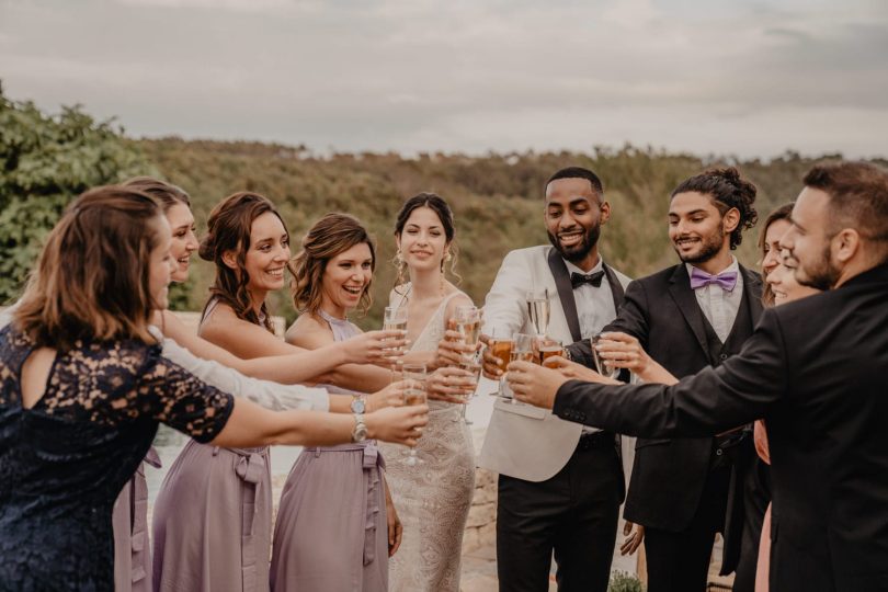 Un mariage violet en petit comité au Domaine de Brès - Photos : Brune Photographie - Blog mariage : La mariée aux pieds nus