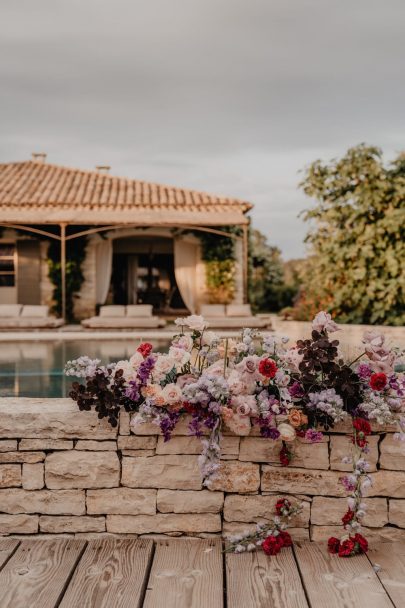 Un mariage violet en petit comité au Domaine de Brès - Photos : Brune Photographie - Blog mariage : La mariée aux pieds nus