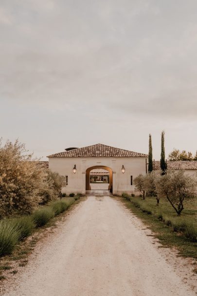 Un mariage violet en petit comité au Domaine de Brès - Photos : Brune Photographie - Blog mariage : La mariée aux pieds nus