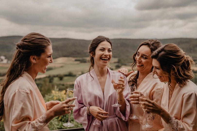 Un mariage violet en petit comité au Domaine de Brès - Photos : Brune Photographie - Blog mariage : La mariée aux pieds nus