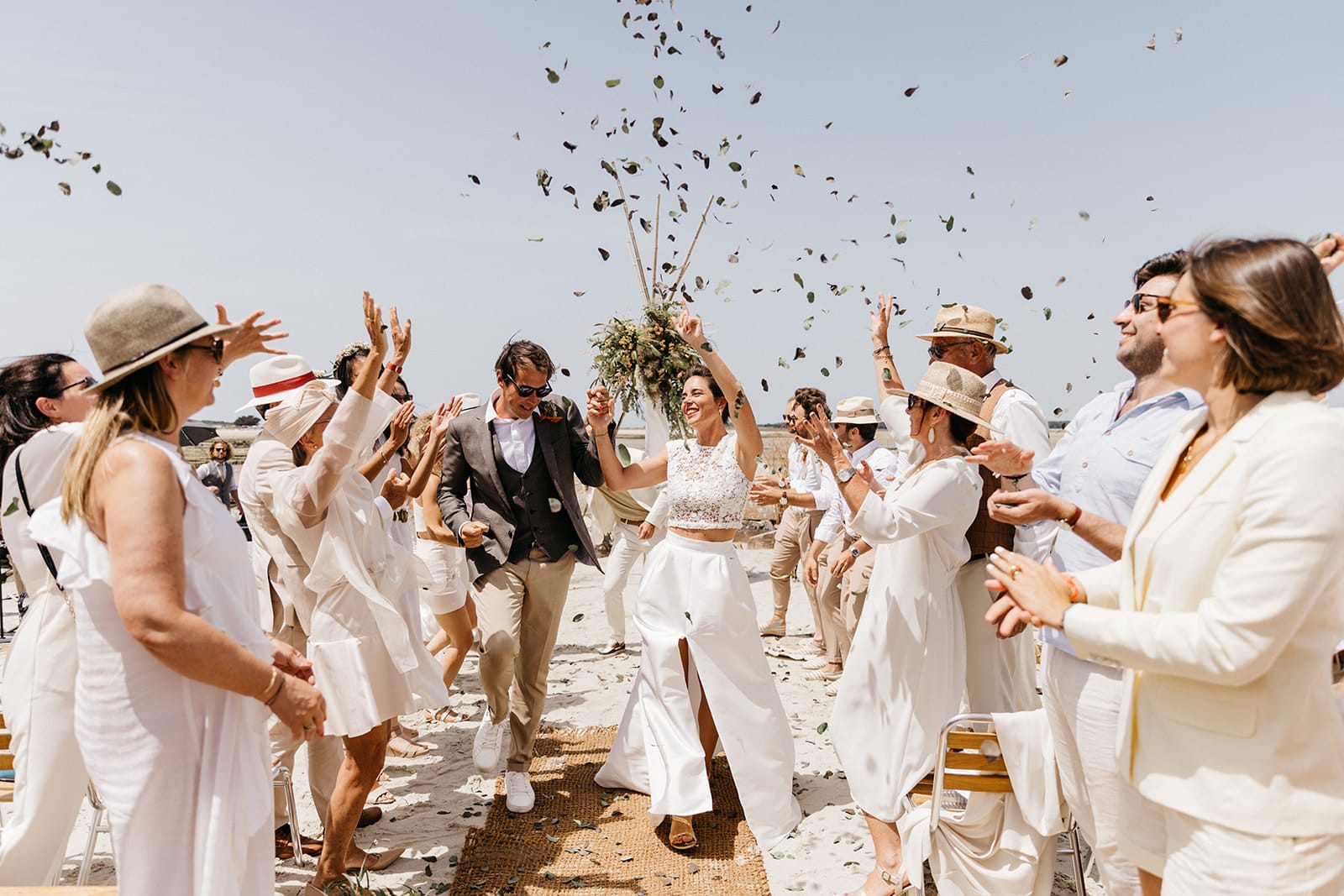 Un mariage sur la plage à Carnac en Bretagne - Photos : Arthur Joncour - Blog mariage : La mariée aux pieds nus